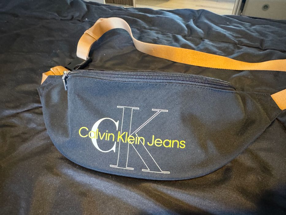 Чанта паласка Calvin Klein оригинална