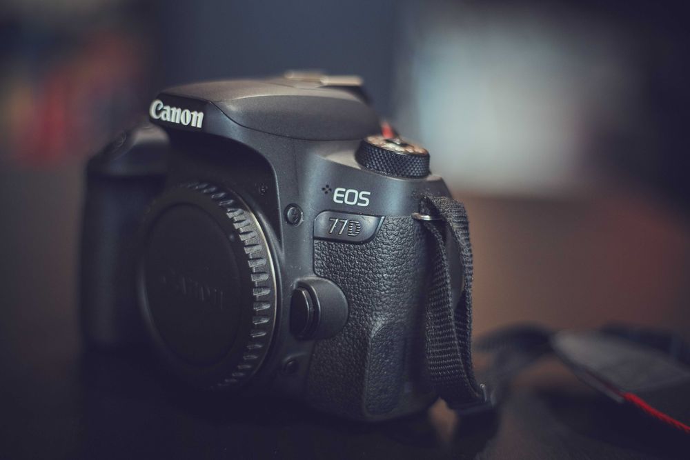 DSLR Canon 77D stare excelenta