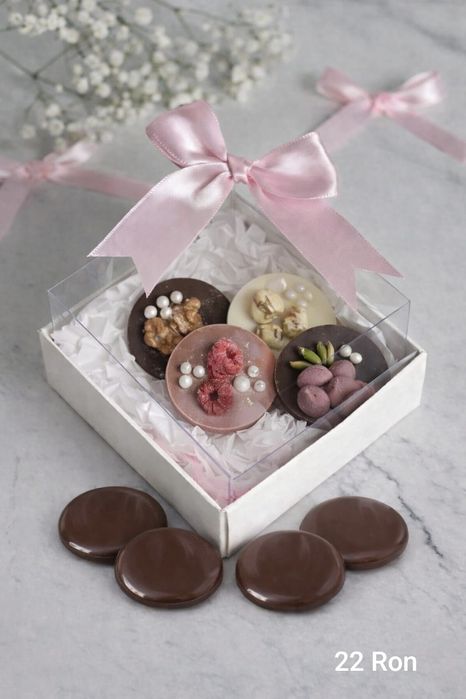 Cutii de ciocolată și mix de fructe uscate