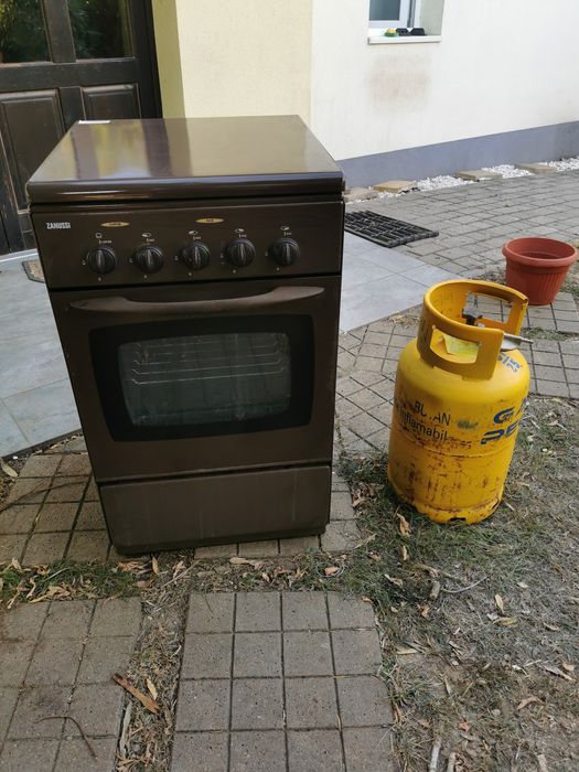 Vând aragaz utilizat cu 4 ochiuri si cuptor gaz si butelie gaz  galbena cu guler PETROM