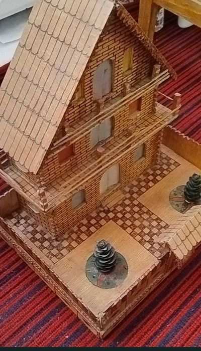 Căsuță în miniatură din lemn lucrată manual