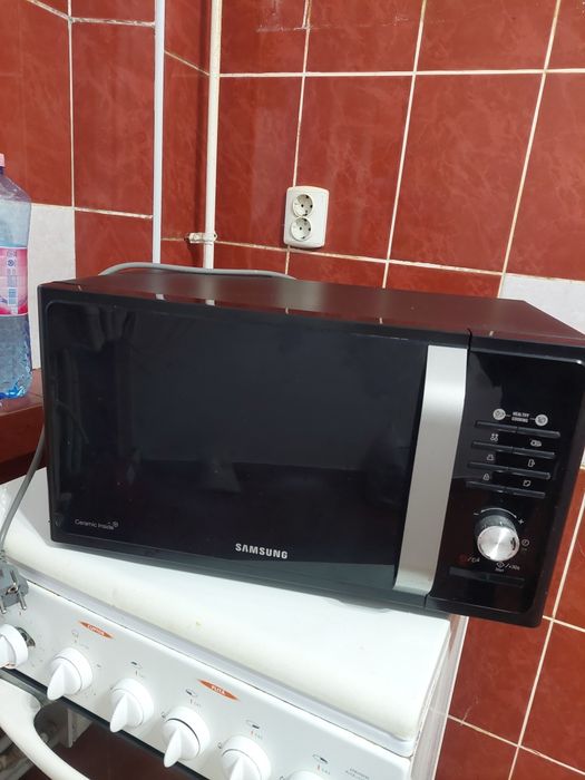 Vând cuptor microunde