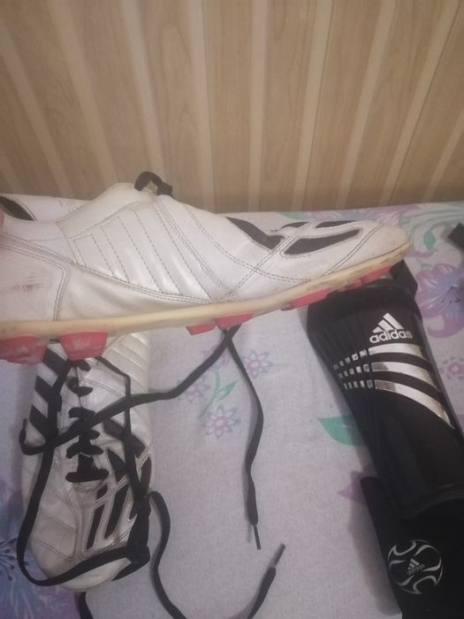 Футбольные бутсы фирмы adidas