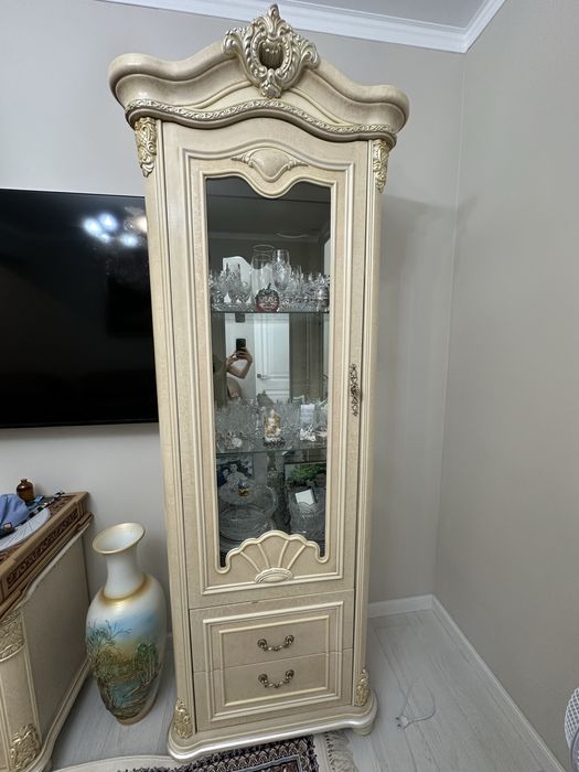 Продаем набор шкафы-витрины+ тумбу