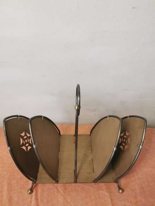 Suport de ziare din fier forjat cu lemn