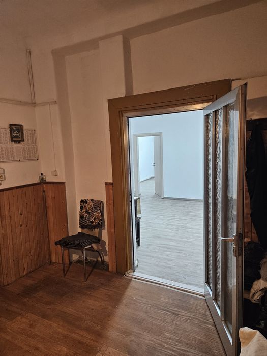 Vând apartament la casa 2 -3  camere complet renovata