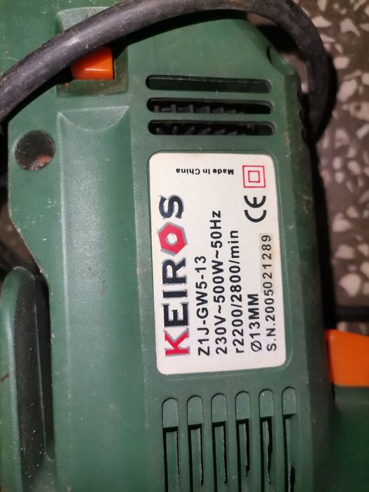 Mașină de găurit electrică medie perfect funcțională