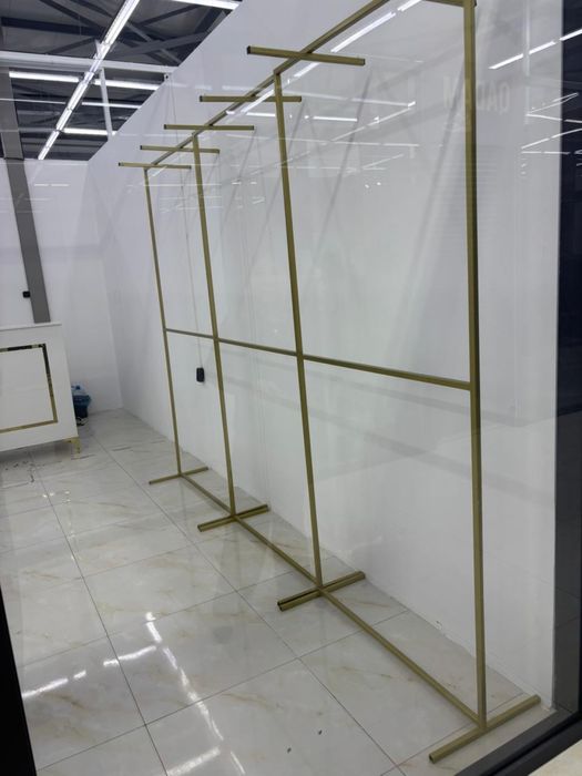 Продаются ресепшн и стойки.