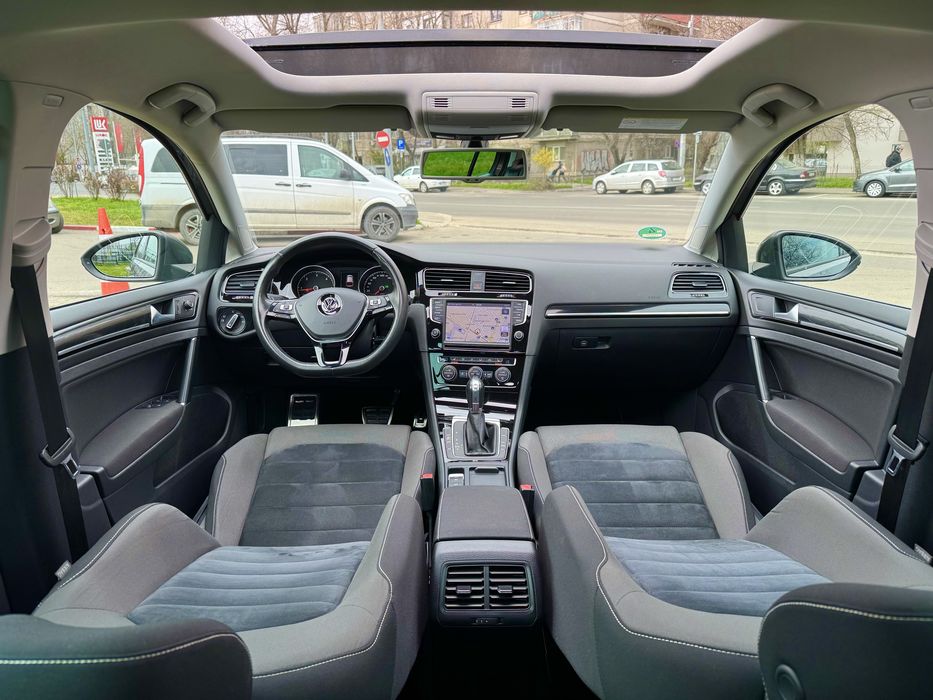VW Golf 7 Automat 1.6 TDi • Distronic • Lane Assist • Panoramic • LED • Piele Alcantara • Webasto • Navy mare 3D • Climatronic • Senzori 360 • Cârlig