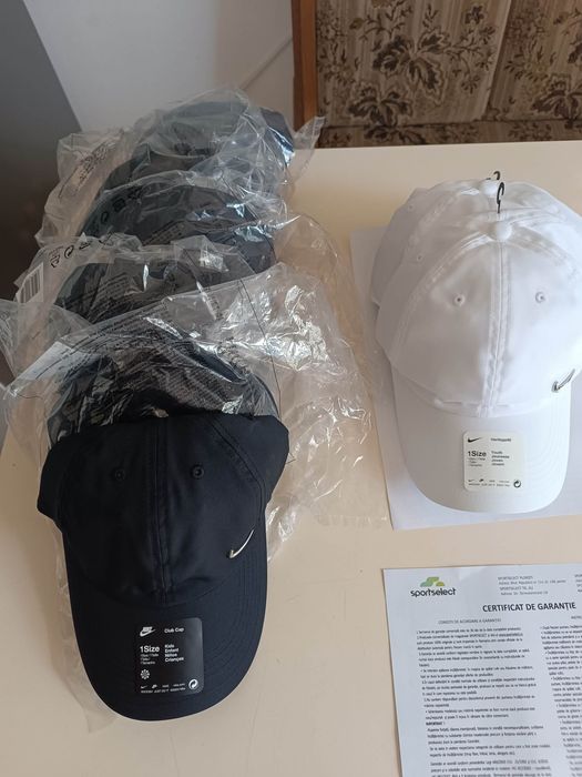 Vand sepci de la firma Nike