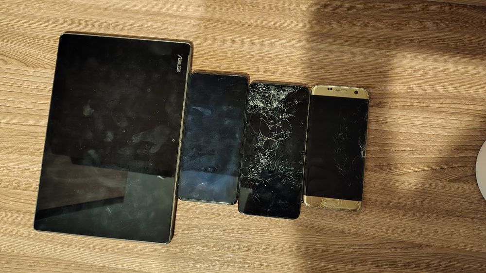 Telefoane+ tableta Asus ( nefuncționale)preț pentru toate 150 lei.