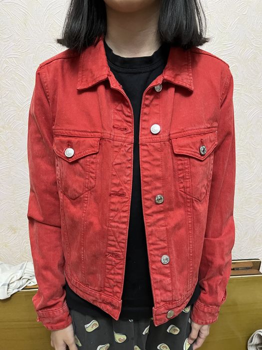 Стильная красная джинсовка Zara