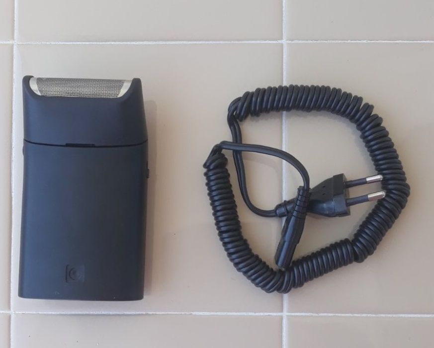 Електрическа самобръсначка от Германия с калъф , огледало и четчица