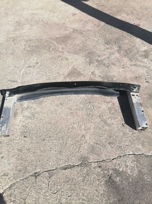 Продавам задна греда под бронята за ауди а4 б8 в отлично състояние!