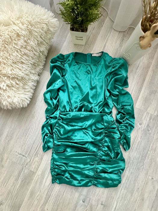 Официална сатенена рокля