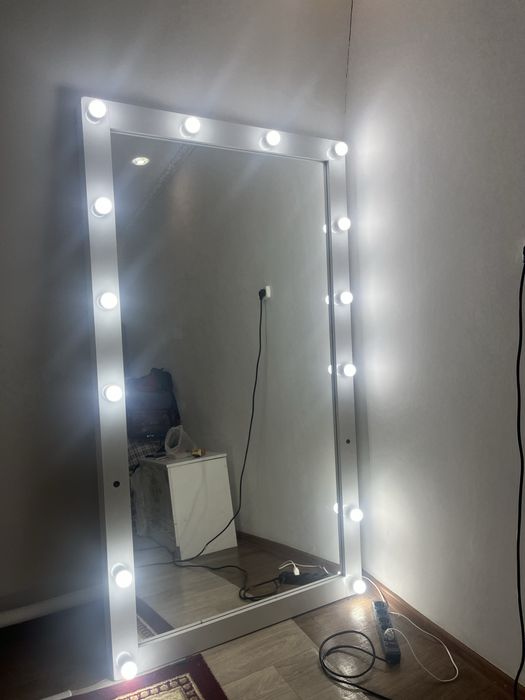 Зеркало с лампочками