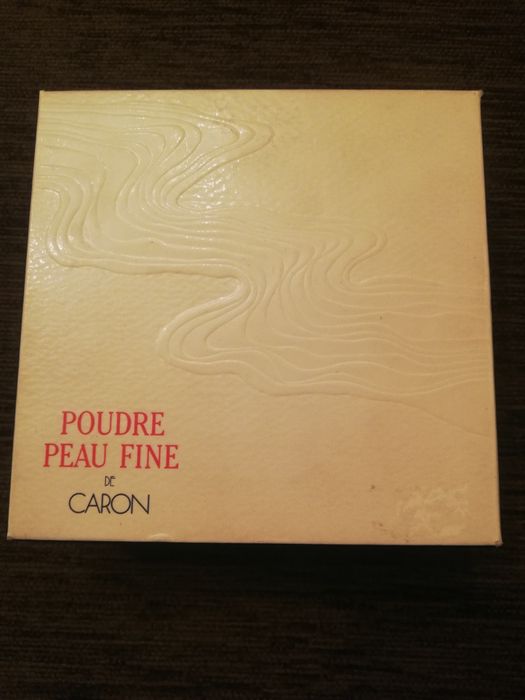 Продам пудру "CARON"