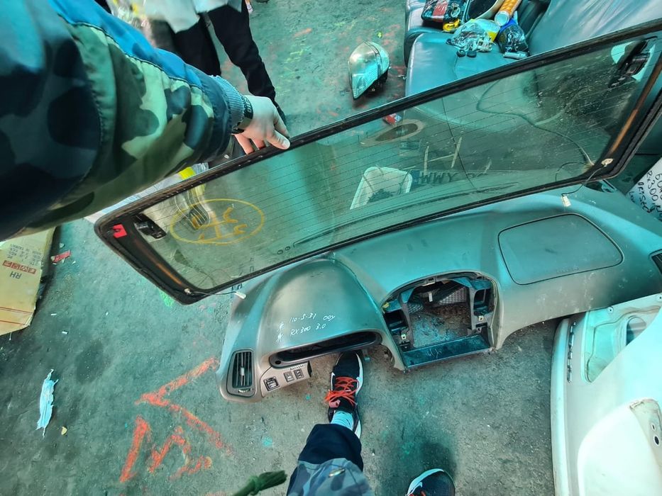 Заднее лобовое стекло Lexus RX300