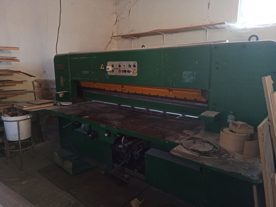 Гилотина за фурнир и хартия