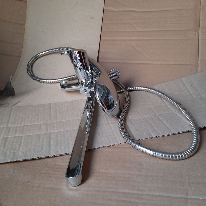 Продам смеситель в ванну новый