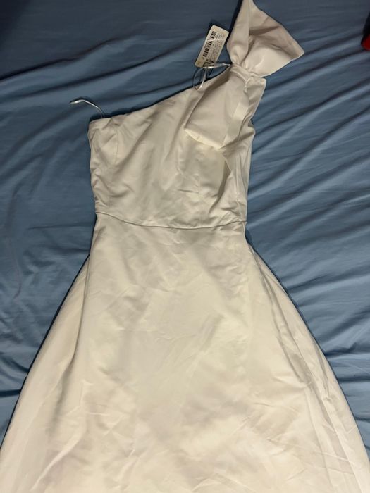 Rochie alba superba cu fundă pe umar