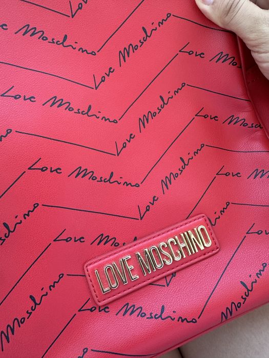 Нова червена раница Love Moschino