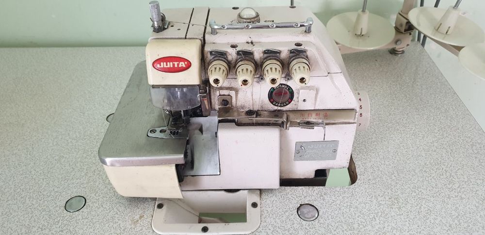 Averlok va mashinka sotiladi