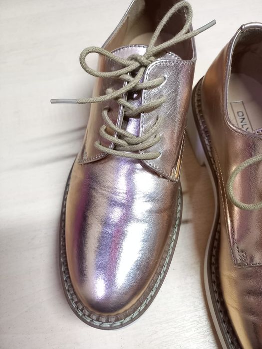 СРОЧНО ПРОДАМ новые ботинки от бренда Only.