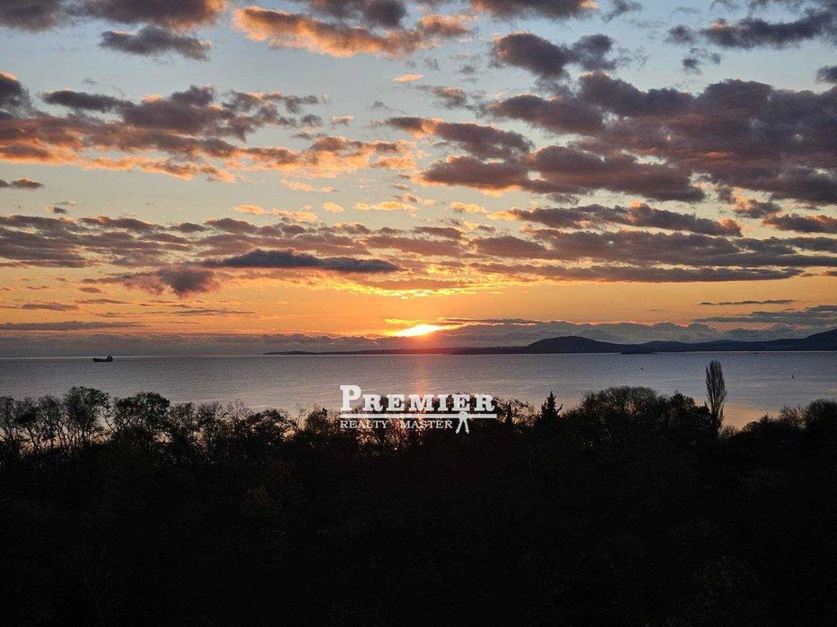 Тристаен апартамент в Бургас на първа линия с уникална морска панорама