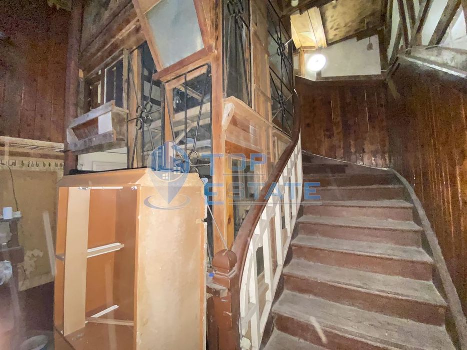 Двуетажна тухлена къща в кв. Гарата, гр. Горна Оряховица, област Вели