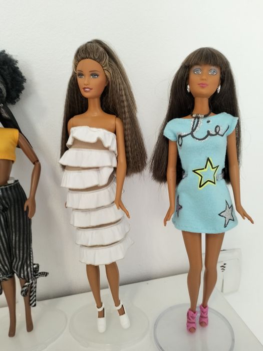 Multe păpuși barbie