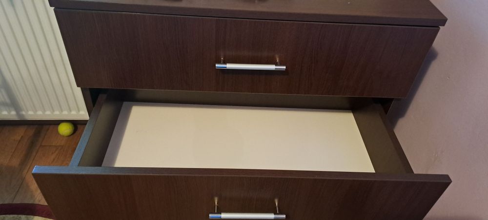 Comoda  ,înaltime 90cm,latime80cm,stare foarte buna