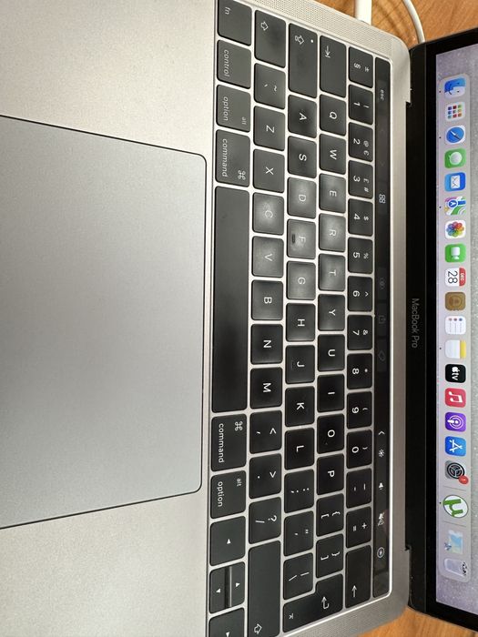 Продавам macbook pro 2016 touchbar A1706 с проблем!!!
