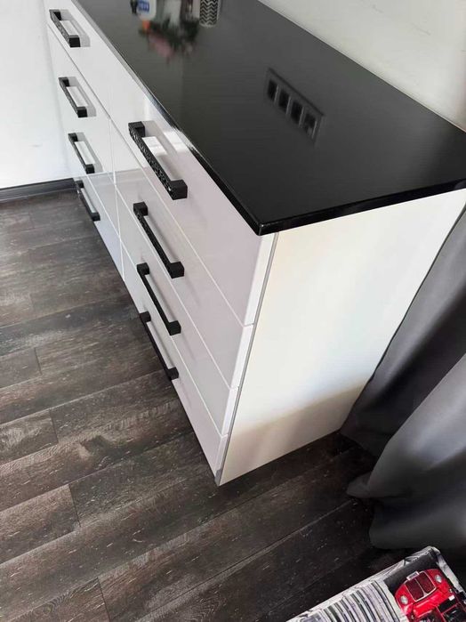 Дизайнерски Гардероб и Скрин с блум механизми,Тоалетка с лед огледало