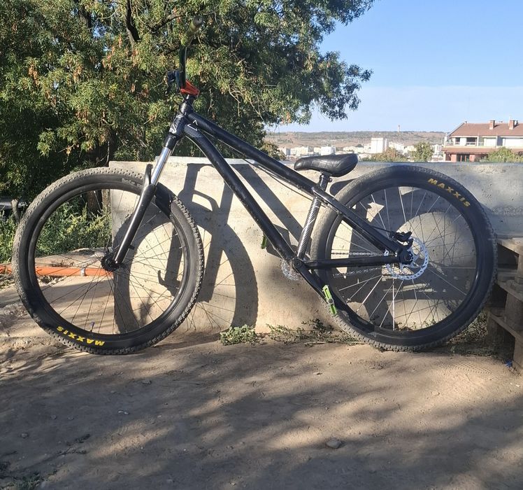 Продавам dirt jump колело с рамка Octane one