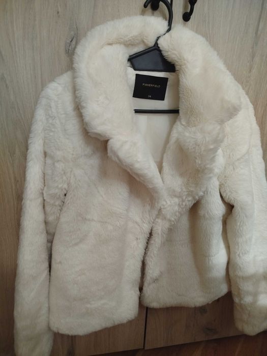 Бяло пухено палто