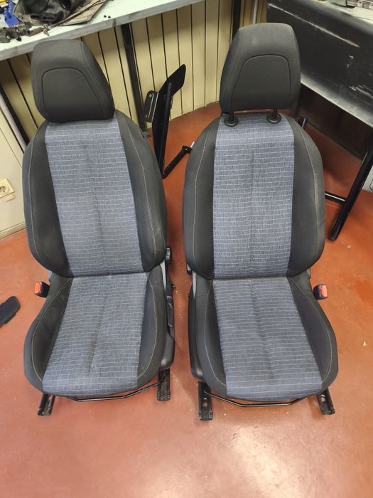 Предни седалки за Peugeot 208