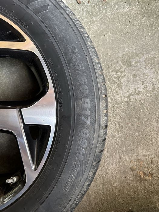 Продавам резервни гуми за Кия Спортидж.Гумите са 16 и 17 цола.