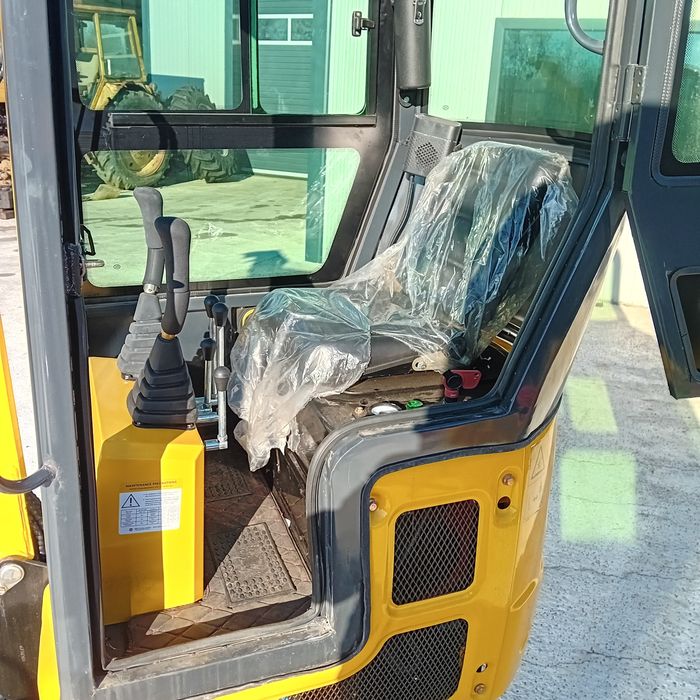 Багер 1 тон с гумени вериги