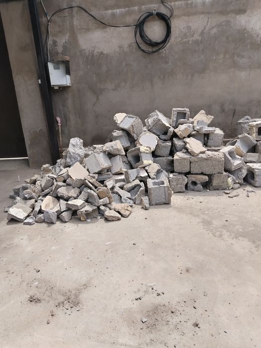 Битый шлакоблок.