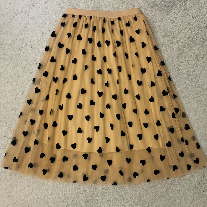 Нова тюлена пола с черни сърца