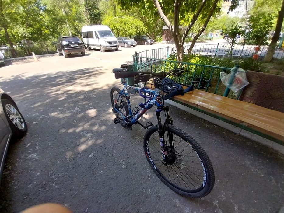 Велосипед сине-красный trinx