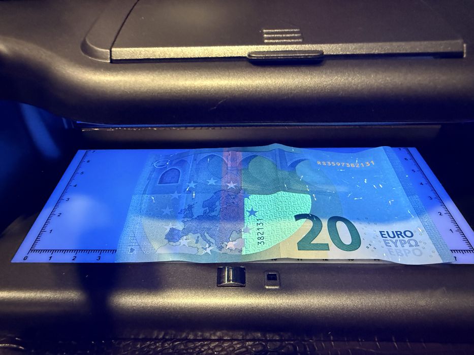 UV лампа за проверка на фалшиви банкноти, карти и лични документи!