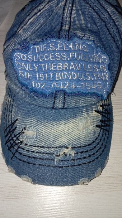 Джинсовая кепка.