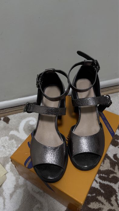 Продам Босоножки женские