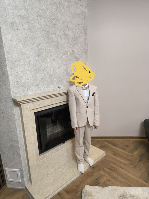 Бежов костюм момче