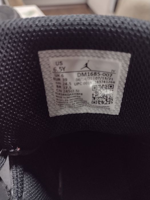 Vând  papuci Jordan