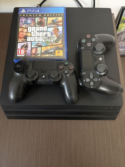 PS4 Pro 1TB + 2 Controllere + Joc GTA V