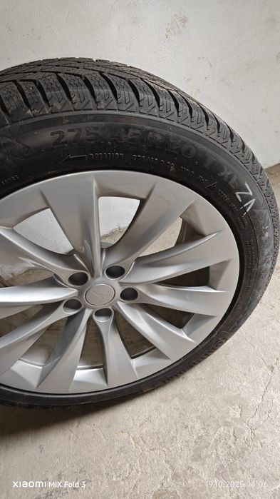 Комплект шин с дисками от Tesla X