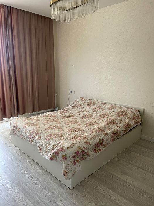 В продаже кровать и телевизор